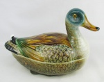 Bela caixa em faiança policromada na forma de pato, possivelmente portuguesa, com resquícios da marca da manufatura na base. Med. 24x35,5x18,5cm.