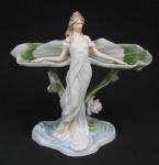 Belo porta cartões estilo art-noveau, em porcelana americana, com marca da manufatura Unicorn Studio na base. Decoração de flores e folhagens e adornada por figura feminina. Med. 20x21,5x15,5cm.