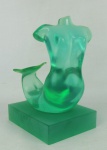 Escultura em resina de poliéster no tom verde representando "Sereia". Apresenta assinatura. Alt. total 19cm.