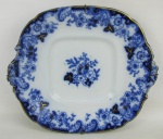 Prato de coleção em porcelana inglesa azul borrão, com marca da manufatura Butterfly  J. STF no verso. Decoração floral e detalhes em dourado. Med. 4,5x26,5x23,5cm.