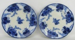 Par de pratos de coleção em porcelana azul borrão, possivelmente ingleses, com resquícios da marca da manufatura nos versos. Decorados com flores e folhagens. Diam. 25cm.