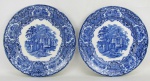 Par de pratos em porcelana inglesa, com marca da manufatura George Jones & Sons ABBEY no verso, decoradas com paisagem de palácio em tons de azul. Diam. 24cm.