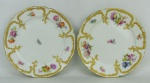 Par de pratos de coleção em porcelana alemã, com marca da manufatura KPM Berlim no verso. Decorados com pintura floral em policromia e detalhes em dourado. Diam. 18,5cm.