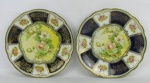 Par de pratos em porcelana alemã, com marca da manufatura Bavaria no verso, decorados com pintura de rosas em policromia e ricos detalhes em dourado. DIam. 21,5cm.