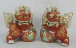 Par de estatuetas policromadas em porcelana Satzuma, representando "Cães fó". Detalhes em dourado. Alts. 14cm.