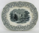 Antiga travessa de coleção em porcelana inglesa, com marca da manufatura Warwick no verso, decorada na aba com folhagens e ao centro cena de paisagem com rio e palácio ao fundo. med. 38x32cm.