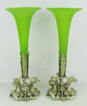 Belíssimo par de floreiras em vidro opalinado no tom verde, com bases em bronze prateado, com trabalhos de flores, folhagens e adornadas por aves em alto relevo. Desgastes no prateado. Alts. 37,5cm.