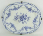Antiga travessa de coleção em porcelana inglesa, com marca da manufatura Aperine W. Adams Tunstall no verso, decorada com flores e folhagens no tom azul. Med. 32x26cm.