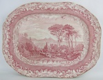 Antiga travessa de coleção, em porcelana inglesa, com marca da manufatura Copeland & Garrett Late Spode no verso, decorada com paisagem européia no tom rosa. Com pequenas manchas. Med. 42x33cm.