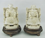 Casal de Imperadores - Par de esculturas monobloco em marfim, com pequenas perdas na base. China, Período Revolucionário. Bases em madeira. Alt. total 14,5 cm.