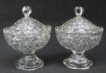 Par de compoteiras em vidro prensado, decorados com lapidações tijolinho em relevo. Bordas onduladas. Alts. 18cm.