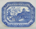 Travessa oitavada em porcelana inglesa, com marca da manufatura Burleigh Ware Willow no verso, com decoração pombinhos no tom azul. Med. 28x21,5cm.