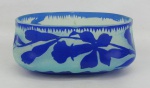 Legras - Floreira em pasta de vidro francês, com decoração cameo de flores e folhagens no tom azul. Assinado. Med. 8x18,5x10cm.