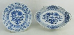 Duas peças em porcelana tcheca com marca da manufatura Zwiebelmuster no verso, sendo prato com decoração cebolinha e petisqueira com flores e folhas no tom azul. Diam. prato 19cm e Med. petisqueira 5,5x22x15cm.
