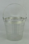 Balde para gelo com alça e borda em prata inglesa contrastada, com recipiente em cristal translúcido lapidado com facetados e frisos. Alt. com alça levantada 26cm.