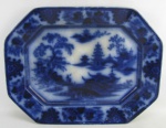 Belíssima travessa oitavada de coleção, em porcelana azul borrão, decorada com cena de paisagem com pagodes. Med. 44,5x35cm.