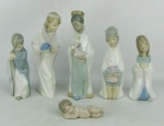 Belo conjunto com 6 estatuetas em porcelana espanhola policromada, com marca da manufatura Lladró na base, representando "Presepio". Uma com pescoço colado. Alt. maior 20,5cm.