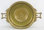 F. Levillain - Belo centro de mesa em bronze francês, circa de 1900, decorado com cinzelados em relevo representando "AETAS AUREA", traduzido do latim "A idade do ouro". Marca de fundição F. Barbedienne. Med. 15x54x39cm.