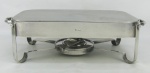 Richaud em metal espessurado a prata, com marca da manufatura St. James. Alça com trabalhos de gomos em relevo. Placa superior em alumínio. Minúsculos desgastes no prateado. Med. 13x44,5x24,5cm.