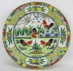 Prato de coleção do Séc. XIX, família Rosa, em porcelana Cia das Índias com rica pintura policromada com galos, frutas, flores e arabescos, com detalhes esmaltados. Apresenta pequeno bicadinho e discreto fio de cabelo na borda. Diam. 20cm.