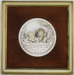 Delicada placa em biscuit europeu, no tom de rosa bebê com perolados em dourado, representando "Crianças com gato na sacada", em alto relevo. Diam. 16,5cm.