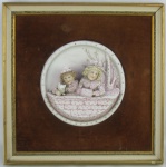 Delicada placa em biscuit europeu, no tom de rosa bebê com perolados em dourado, representando "Crianças com gato na sacada", em alto relevo. Diam. 16,5cm.