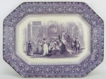 Travessa de coleção do séc. XIX, oitavada em faiança europeia, decoração nos tons de violeta com cena palaciana ao centro. Aba com folhagens. Apresenta dois pequenos bicados na borda. Med. 3,5x34,5x26 cm.