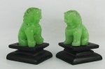 Antigo par de esculturas de coleção, em pedra de rocha na cor verde, representando "Casal de cães fó". Base original em madeira. Alts. totais 9,5 e 9cm.