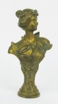 Belo sinete de coleção Art-Noveau, em bronze banhado em dourado, representando "Busto feminino. Apresenta monograma na base. Alt. 8cm.