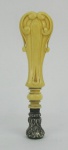 Sinete de coleção, em marfim esculpido com volutas. Base em prata com delicados trabalhos. Apresenta monograma na base. Alt. 8cm.