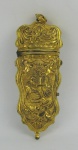 Raríssimo isqueiro europeu, de coleção, do Séc. XIX, usado como pingente, em metal banhado de dourado, ricamente decorado com cenas com figuras, folhas, frisos e arabescos. Mecanismo necessita restauro. Alt. com argola 11,5cm.
