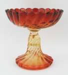 Baccarat - Delicada aneleira em cristal francês, com marca da Cristallerie em relevo, na cor cereja, com trabalhos em gomos curvos. Med. 10x10cm.