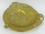 Ass. Ilegível - Despojador em bronze europeu, dourado, com decoração ao estilo Art-Noveau, com frutas, folhagens e com lesma e mosca na borda, em relevo. Med. 3x15x14,5cm.