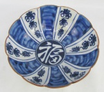 Antigo bowl em porcelana de macau, decoração nos tons de azul, trabalhado em largos gomos. Marca da manufatura na base. Apresenta restauro. Med. 7,5x19,5cm.