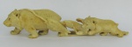 Raro grupo escultórico em marfim, possivelmente europeu, representando "Urso e sua cria com peixes". Circa de 1900. Apresenta pequena colagem no rabo de um dos peixes. Med. 3,5x15cm.