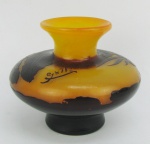 Emile Gallé - Delicado vaso francês de coleção em pasta de vidro no tom amarelo, decoração cameo de folhagens no tom chocolate. Assinado. Alt. 8cm.