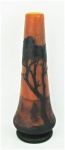 Daum Nancy - Vaso de coleção francês em pasta de vidro com decoração cameo de paisagem com barcos. Assinado. Alt. 25,5cm.