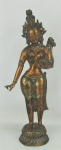 Antiga escultura em bronze dourado, representando "Divindade indiana". Detalhes cobreados. Alt. 43 cm.