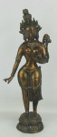 Antiga escultura em bronze dourado, representando "Divindade indiana". Detalhes cobreados. Alt. 43 cm.