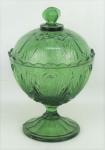 Compoteira de coleção, dos anos 60, em vidro prensado na cor verde, com trabalhos em relevo. Alt. 19,5cm.