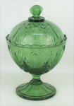 Compoteira anos 60, em vidro prensado na cor verde, com trabalhos em relevo. Alt. 19,5cm.
