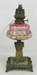 Antigo lampião, com decoração ao estilo Art-Noveau, em murano na cor rosa degrade, alabastro e metal dourado, trabalhos em vazados, folhas e volutas. Apresenta marca da manufatura Kosmos Brenner. Alt. 38cm.
