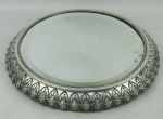 Presentoir em prata portuguesa contrastada Javali 2º título, com trabalhos de folhas, folhagens e perolados. Parte central em espelho bisotado, tendo este manchas causadas pelo tempo. Diam. 31,5cm. Peso só da prata 445g.