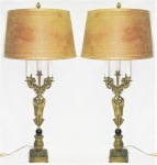 Par de belos e imponentes candelabros / luminárias em bronze dourado, para 4 velas e 2 luzes, decorados com trabalhos de folhagens, flores, gomos e volutas em relevo. Haste na forma de figura alada, que sustenta a parte superior. Pequenos desgastes no dourado. Alt. 123cm.