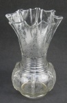 Vaso estilo art-deco em vidro americano translúcido, decorado com trabalhos de flores e folhagens em satiné. Borda com lascado. Alt. 25,5cm.