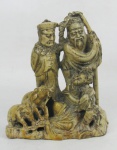 Grupo escultórico em pedra natural, representando "Sábios com seus animais". Alt. 12,5cm.