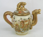 Bule de coleção em porcelana Satzuma imperial, decorado de paisagem com figuras orientais em policromia. Bico e pega da tampa na forma de dragões. Minúsculos desgastes causados pelo tempo. Alt. 17,5cm.