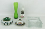 Cinco peças, sendo cinzeiro em cristal overlay no tom verde e leitoso, cinzeiro em porcelana Limoges na cor azul cobalto, solifleur em vidro foscado no tom verde e pequeno lampião em porcelana om decoração floral em policromia e cinzeiro quadrado em vidro translúcido, tendo este um lascadinho na borda. Med. cinzeiro overlay 5x12cm.