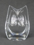 Daum - Escultura francesa em cristal na forma de coruja. Assinada, localizada e com etiqueta da Cristallerie. Med. 14x10x3,5cm.
