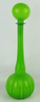 Garrafa bojuda de coleção, de gargalo alto, em viro opalinado na cor verde, decorada na parte inferior com gomos em relevo. Parte interna na cor leitosa. Alt. 44,5cm.